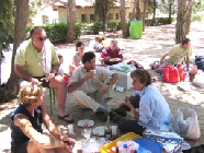 P&eacute;lerinage des p&egrave;res 2003 - Et &ccedil;a discute aussi ...