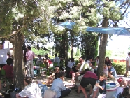 P&eacute;lerinage des p&egrave;res 2003 - Vue g&eacute;n&eacute;rale de la zone pique nique